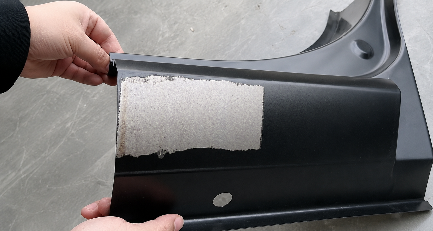 Suppression de peinture au laser sur carrosserie automobile