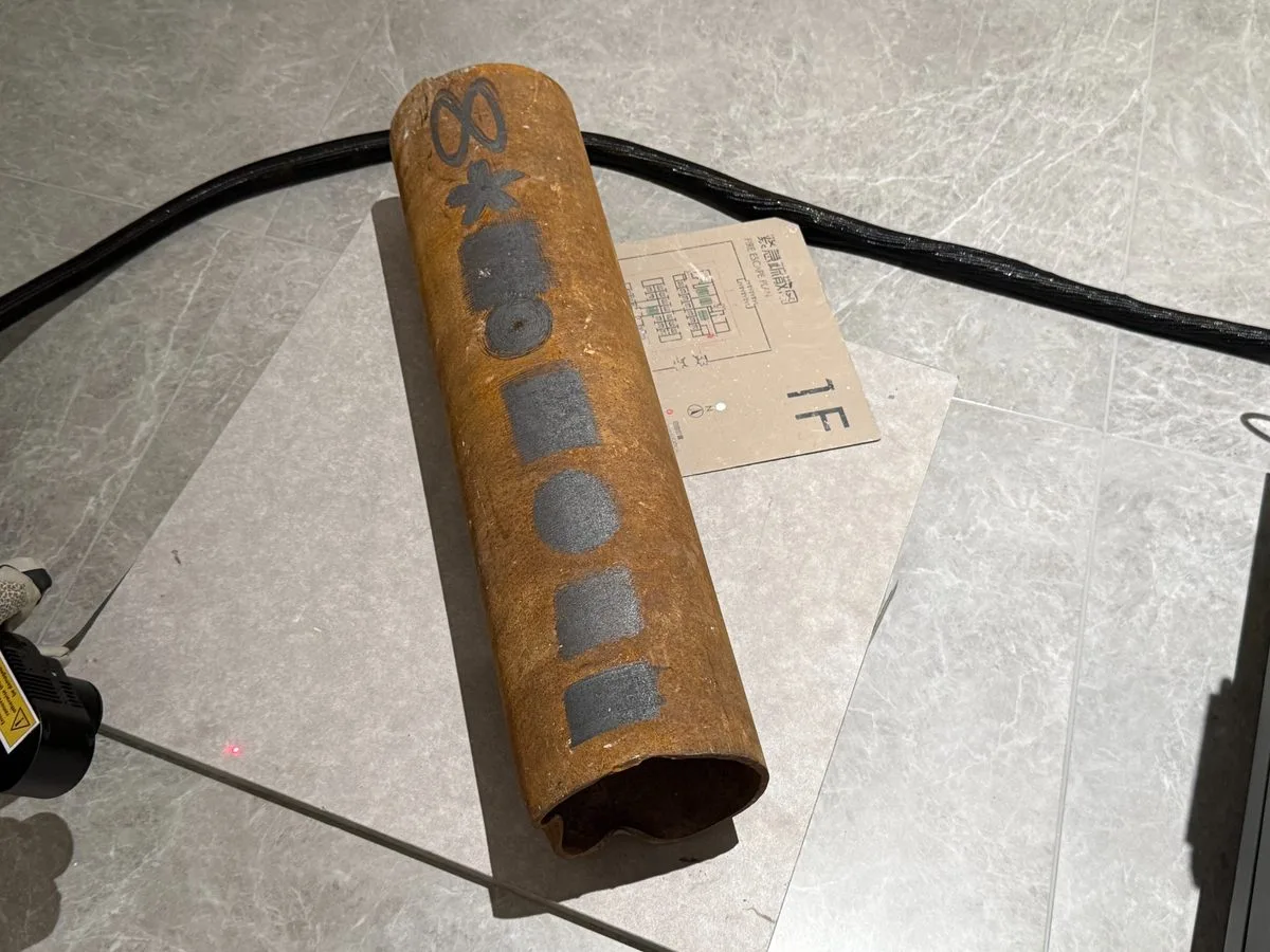 Tube métallique oxydé décapé au laser - essai de réglage